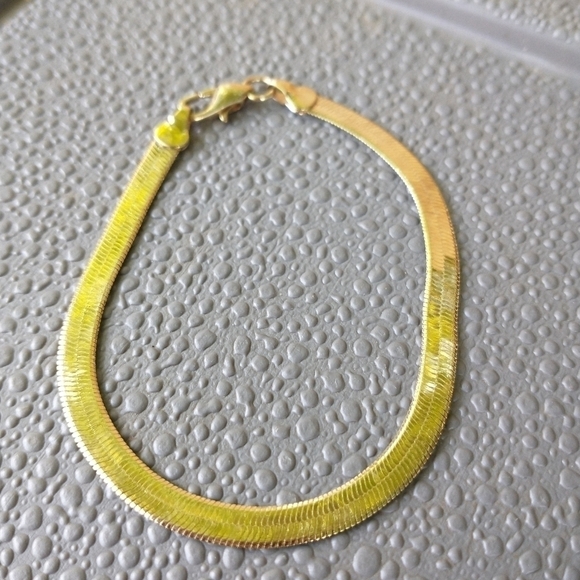 Women's reversible gold tone bracelet. - Picture 3 of 6
